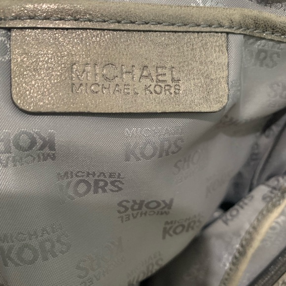 Michael Kors, champagne purse with silver accents - Picture 4 of 10